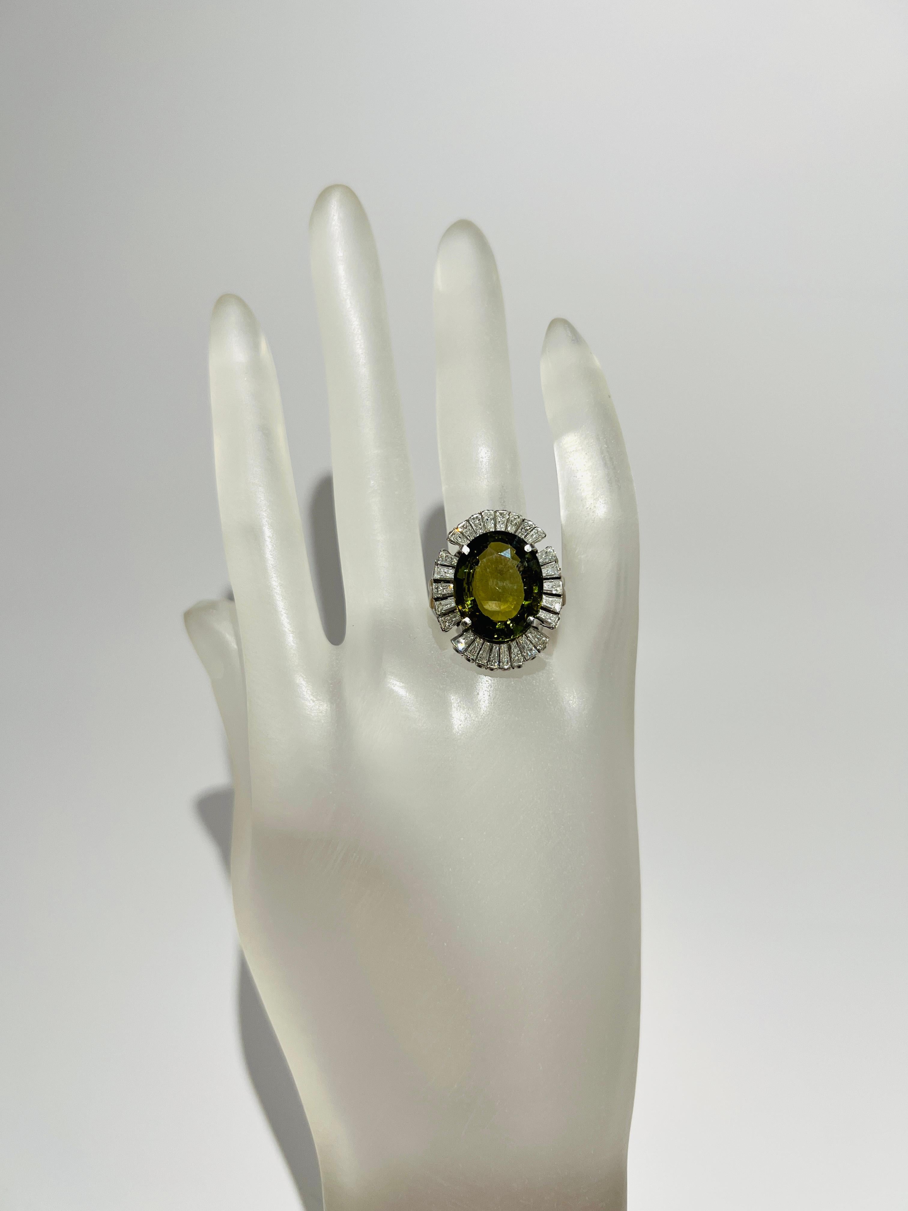 Taglio ovale GIA Anello con alessandrite ovale e diamante bianco da 10 carati con cambio di colore in platino in vendita