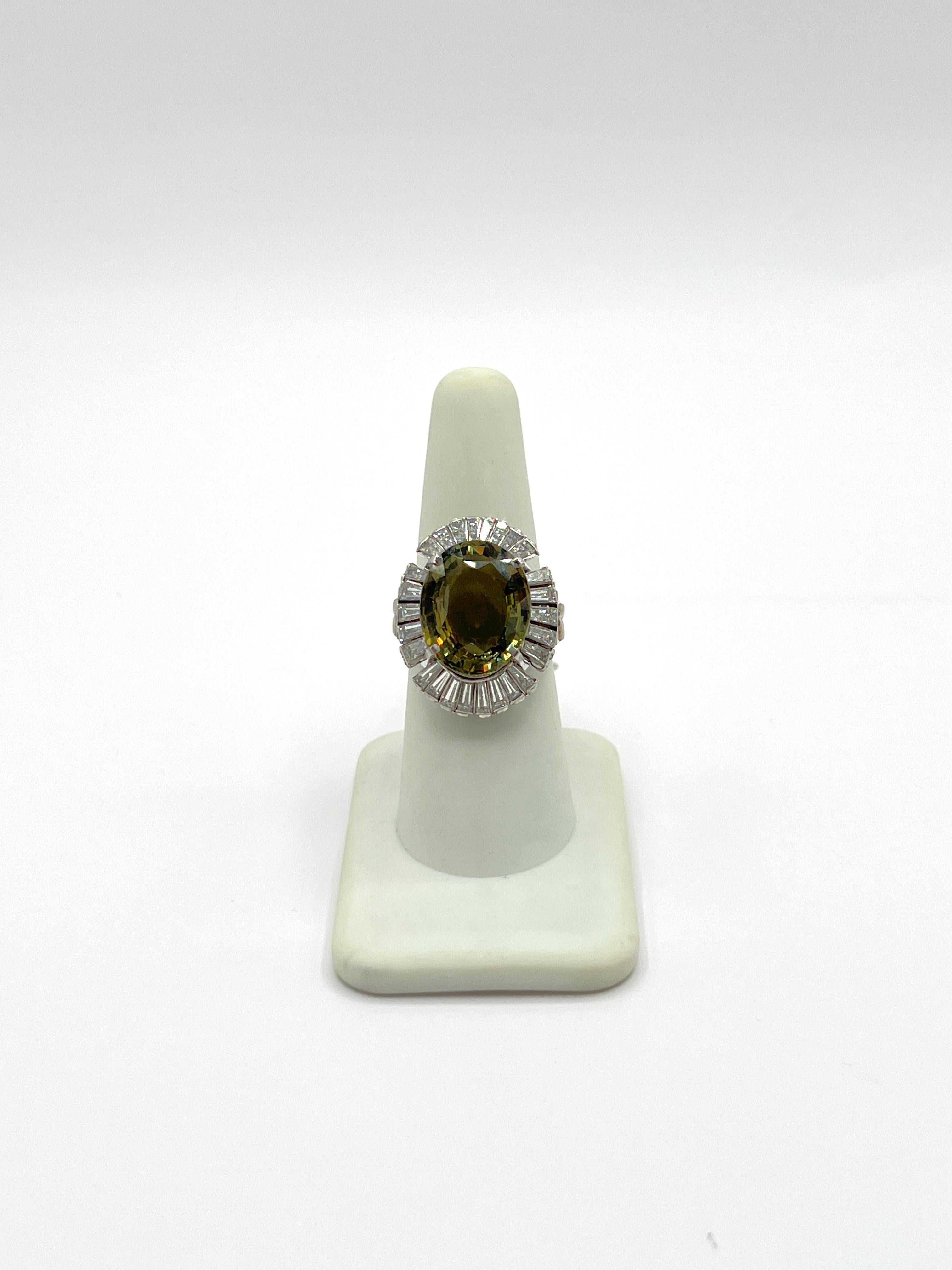 GIA Anello con alessandrite ovale e diamante bianco da 10 carati con cambio di colore in platino In condizioni Nuovo in vendita a Los Angeles, CA