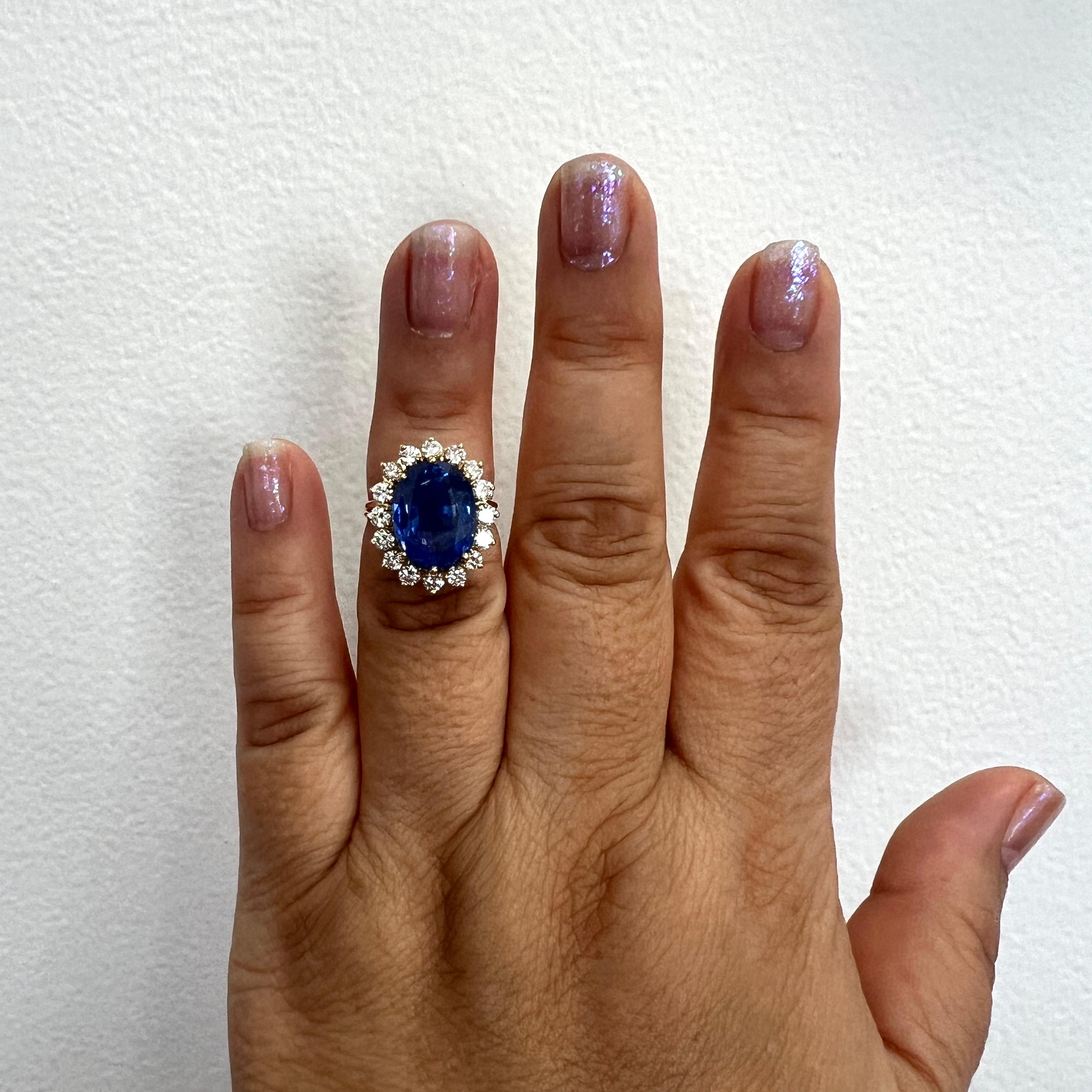 Splendido esemplare da 10.62 ct. Zaffiro blu dello Sri Lanka ovale con diamanti bianchi rotondi di buona qualità.  Realizzato a mano in oro giallo 18 carati.  Anello misura 6.  Viene fornito con certificato GIA.