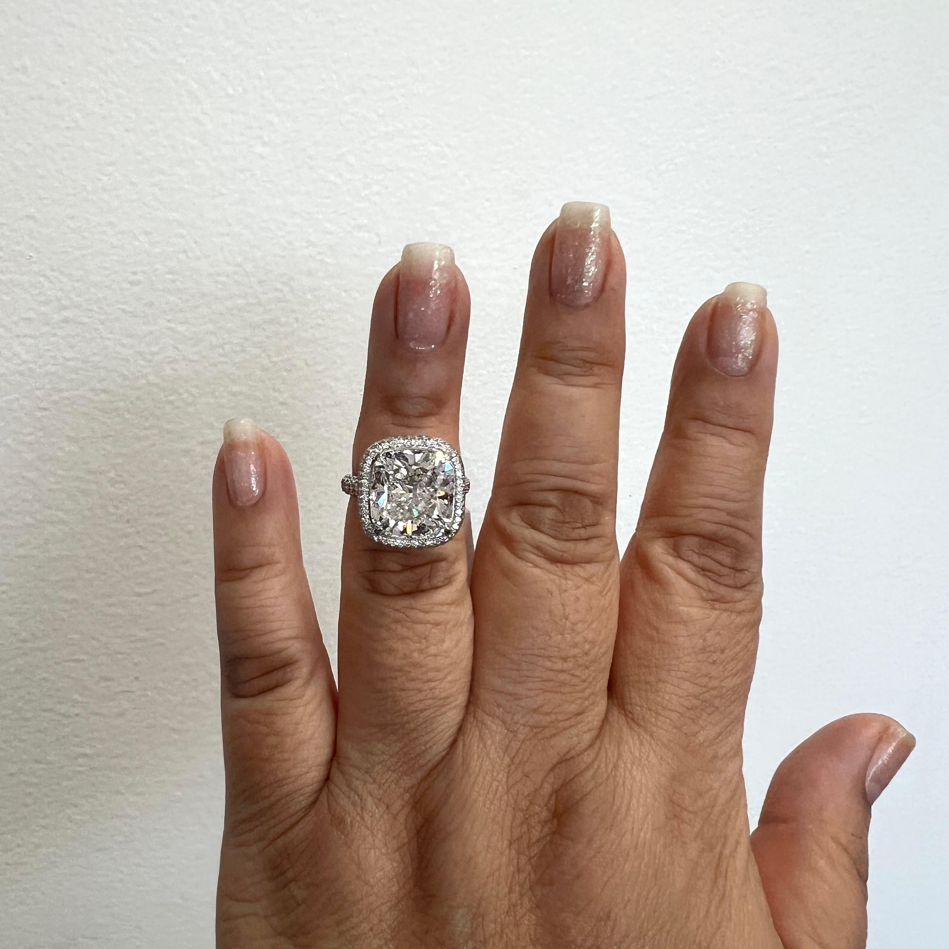 Splendido esemplare da 10.01 ct. Cuscino di diamanti bianchi I SI2 con pavé di diamanti bianchi rotondi.  Realizzato a mano in platino.  Anello misura 5.  Viene fornito con un certificato GIA.