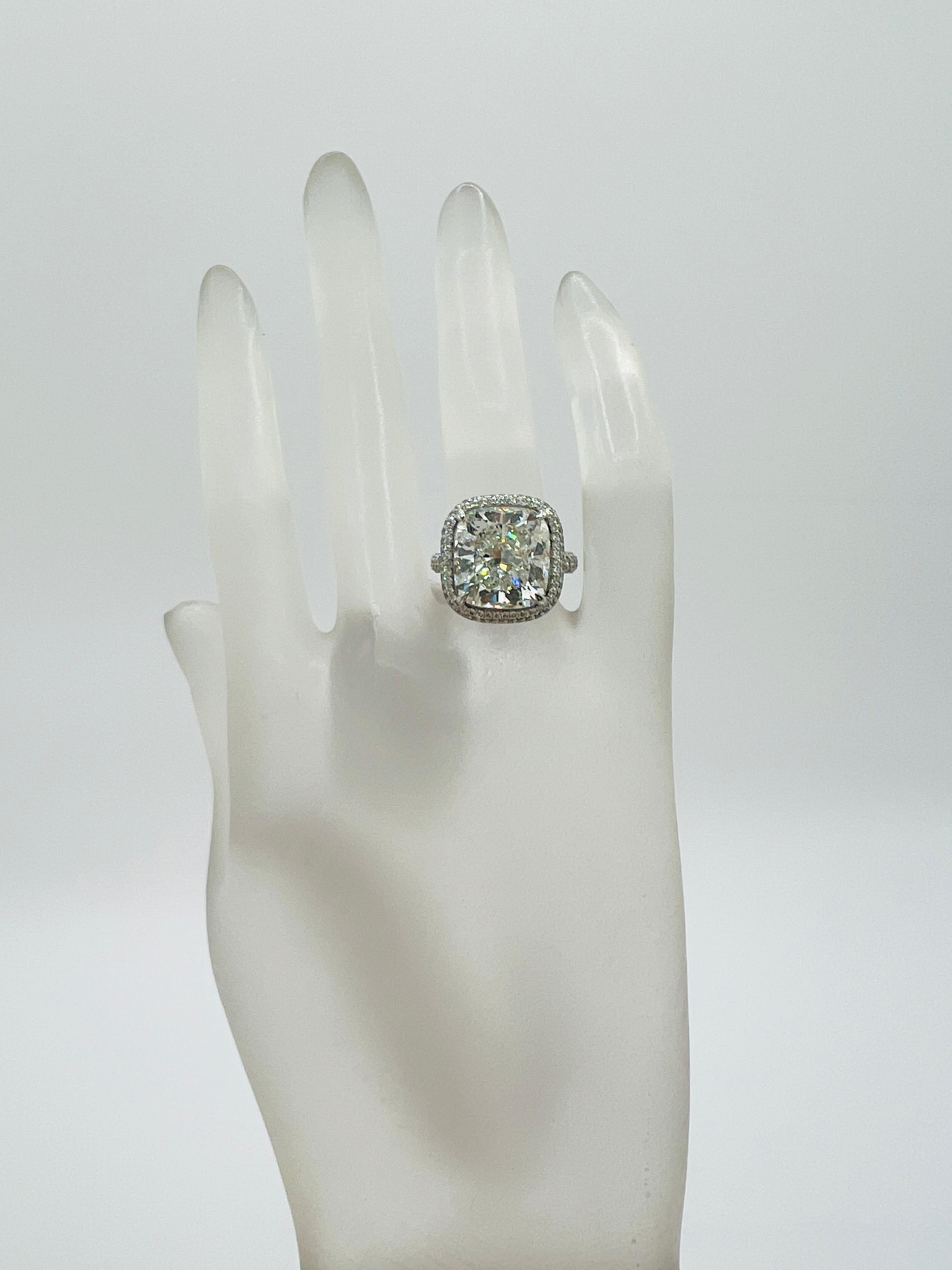 Taglio cuscino Anello con cuscino di diamanti bianchi da 10 carati in platino GIA in vendita