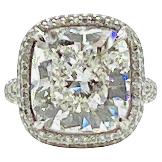 Anello con cuscino di diamanti bianchi da 10 carati in platino GIA in vendita