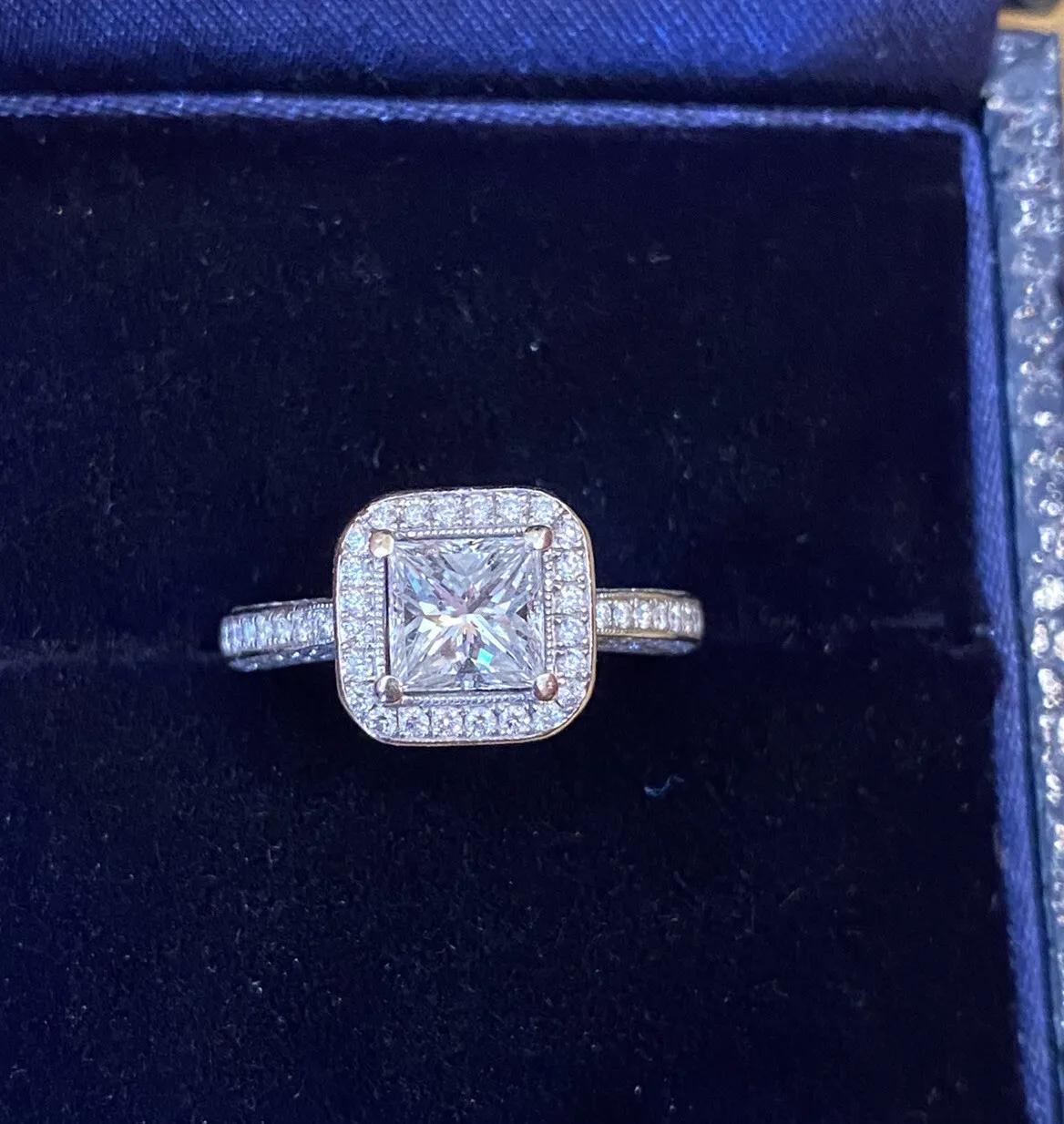 GIA 1.00 carat Princess cut Halo Diamond Ring in 18k White Gold For Sale 2