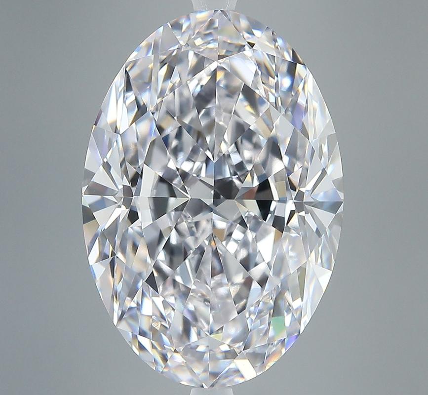 Questo sofisticato anello con diamante presenta un sorprendente centro di un diamante ovale del peso di 10,04 e con una ricca D e VS1. Realizzato a mano con precisione, l'anello presenta una fascia in oro bianco splendidamente lucidata, che ne