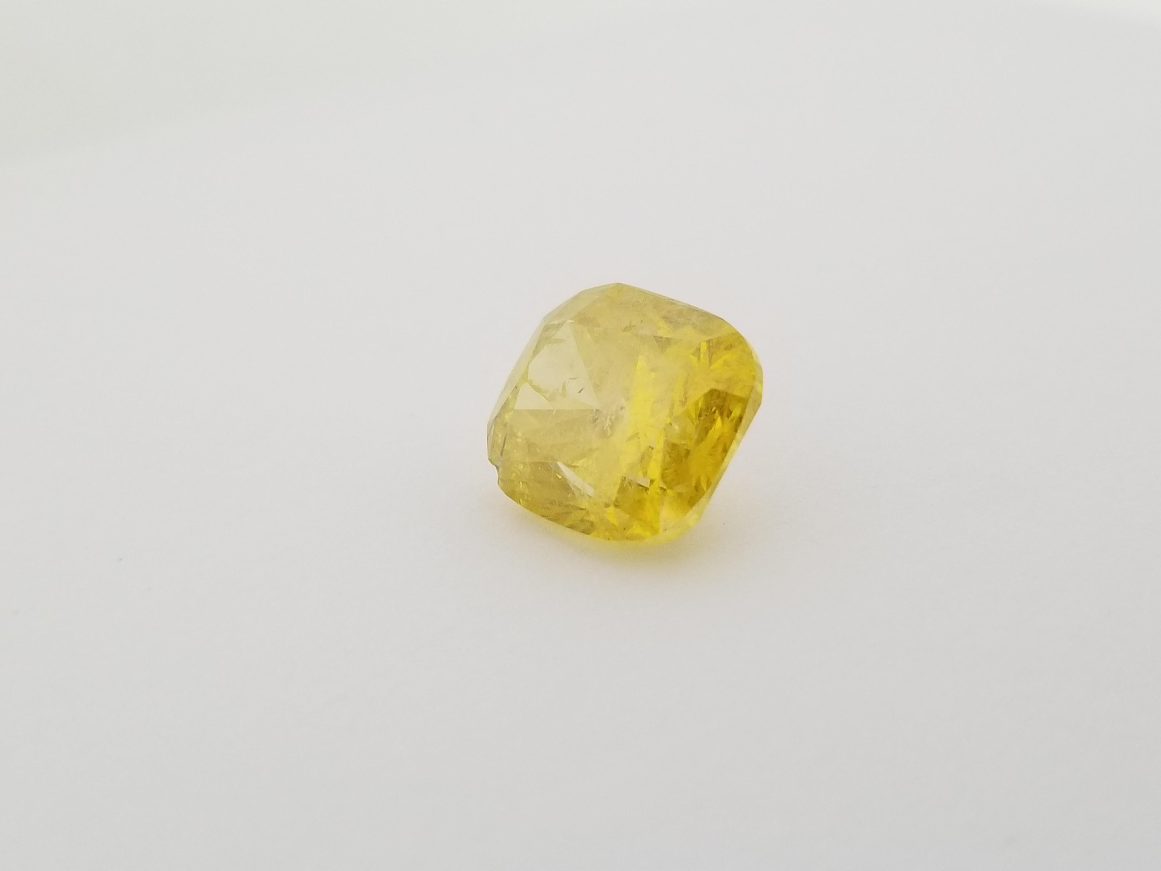 GIA fancy yellow cushion shape Diamant mit einem Gewicht von 10,07 Karat. 
Behandelte Klarheit