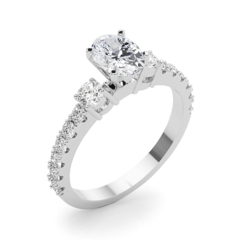 GIA 1.00ct Oval Three-Stone with Diamond Shank (Trois pierres ovales avec tige en diamant)  Bague en diamant Pour femmes en vente