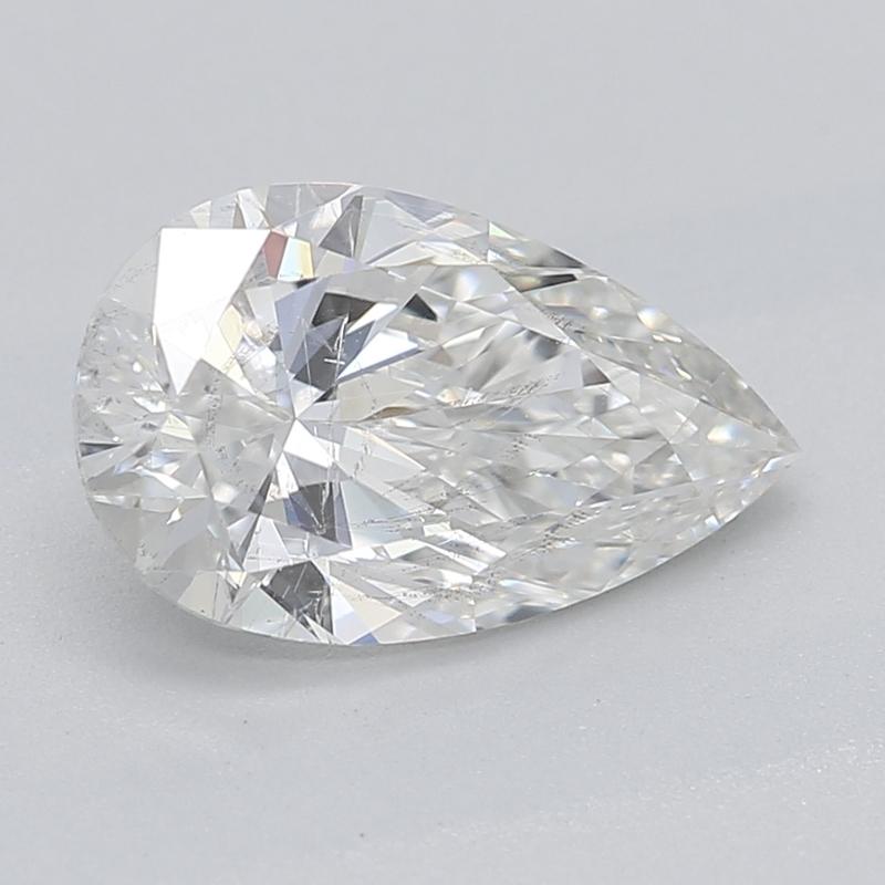 Hecho a mano en Nueva York, un impresionante anillo de diamantes que ejemplifica la belleza atemporal y la sofisticación, con una cautivadora piedra central en forma de pera de 1,00, con un sorprendente G y claridad SI2. Su diseño clásico de tres