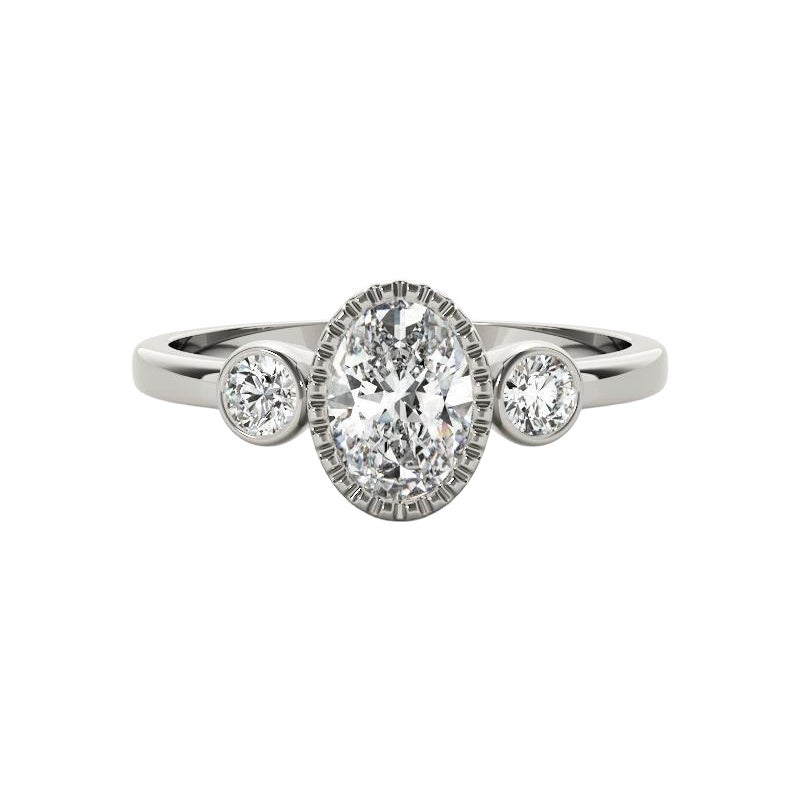 GIA 1,01 Carati Oval Textured Bezel Three-Stone Anello di diamanti in oro bianco 18K in vendita