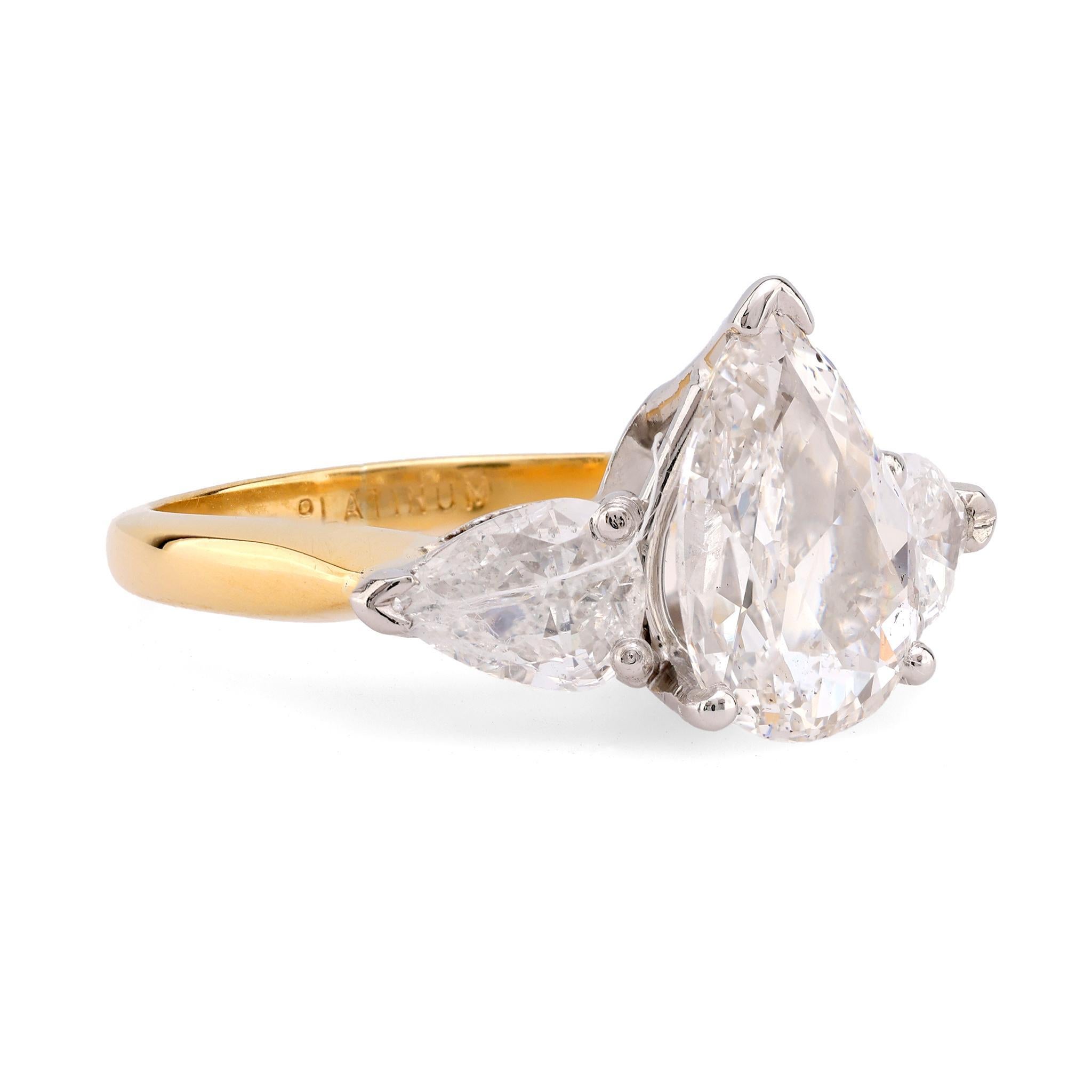 Modern GIA 1.01 Carat Pear Cut Diamond 18K Yellow Gold Engagement Ring For Sale