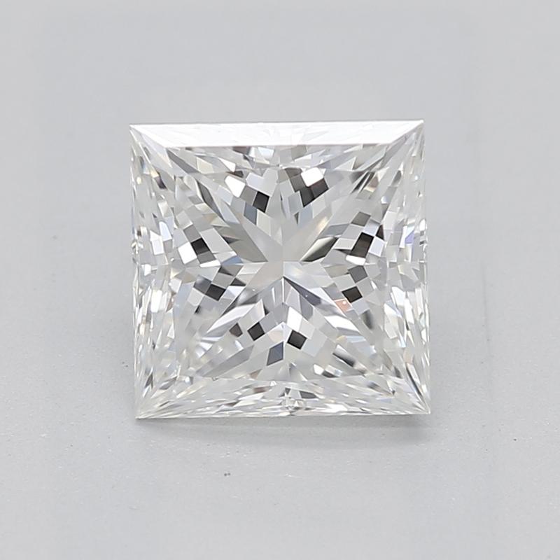 Fabriquée à la main à New York, cette superbe bague en diamant séduit par son design enchanteur, réalisé de main de maître en or jaune. En son cœur se trouve un magnifique diamant princesse pesant 1,01, classé F et VS1, garantissant une brillance et