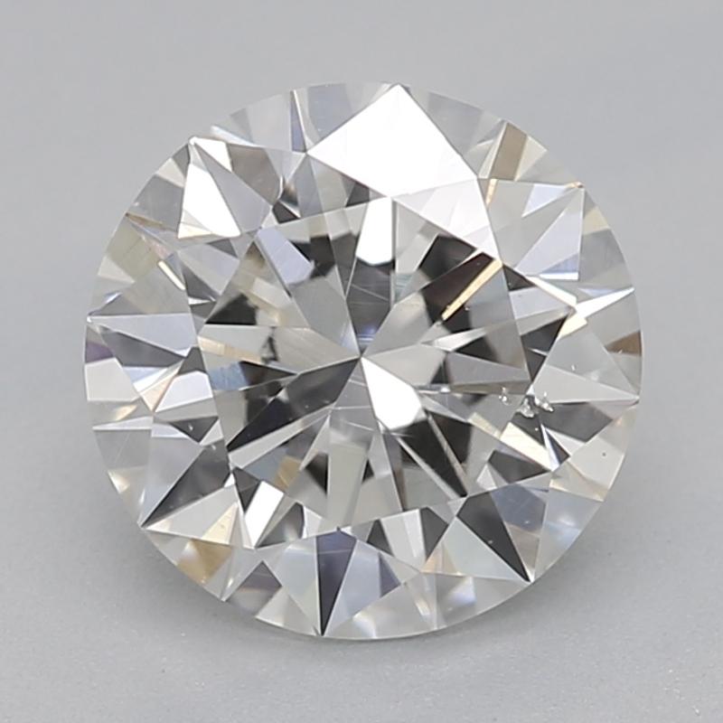 Fabriquée à la main à New York, cette exquise bague en diamant séduit par son design élégant et sa qualité exceptionnelle. En son centre, un diamant rond époustouflant, pesant 1,01 et classé H avec SI1, rayonne d'un éclat et d'un feu exquis. La