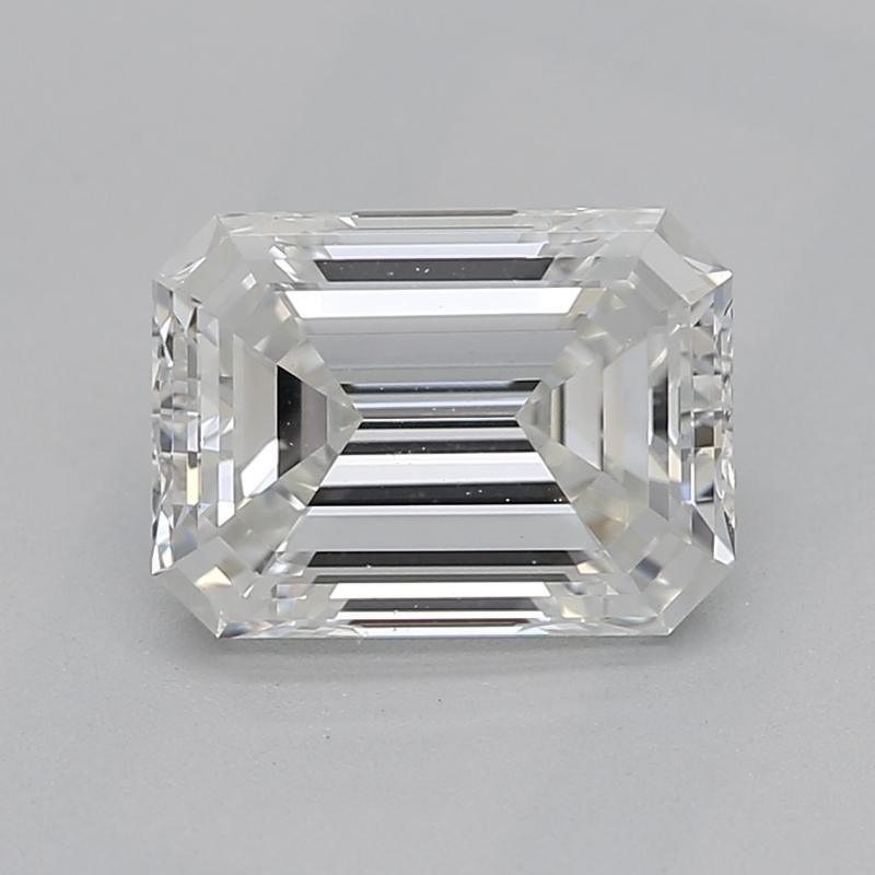 Realizzato a mano a New York, questo squisito anello di diamanti presenta una pietra centrale mozzafiato, un diamante smeraldo certificato GIA del peso di 1,01 , che mostra una brillantezza e uno scintillio squisiti. Incastonato in un cesto a