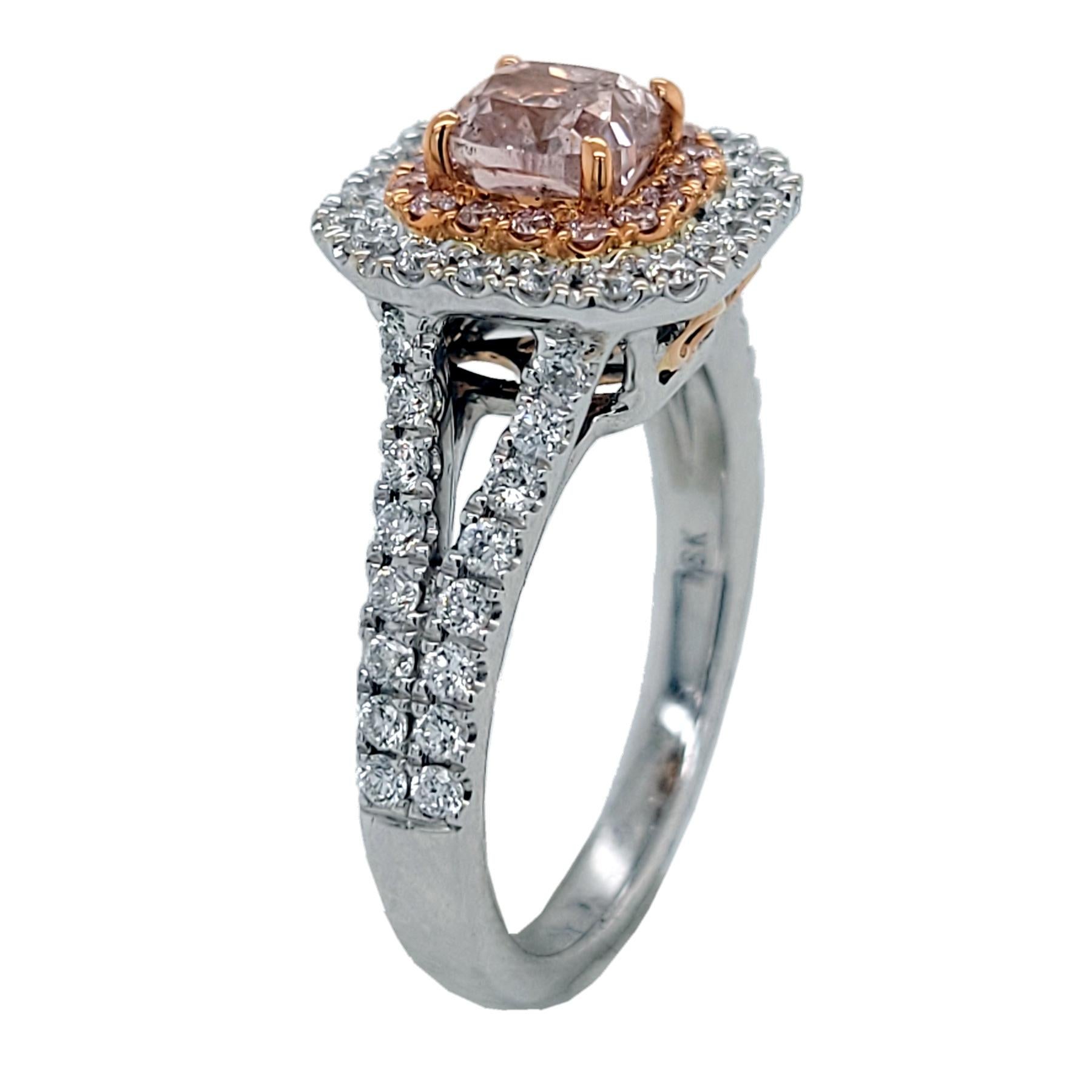 Un diamante centrale quadrato con taglio a cuscino naturale Fancy Light Pink Purple certificato GIA è incastonato in un bellissimo anello di fidanzamento con gambo diviso in oro 18 ct lavorato a mano con diamanti rosa da 0,12 ct e bianchi da 0,45 ct