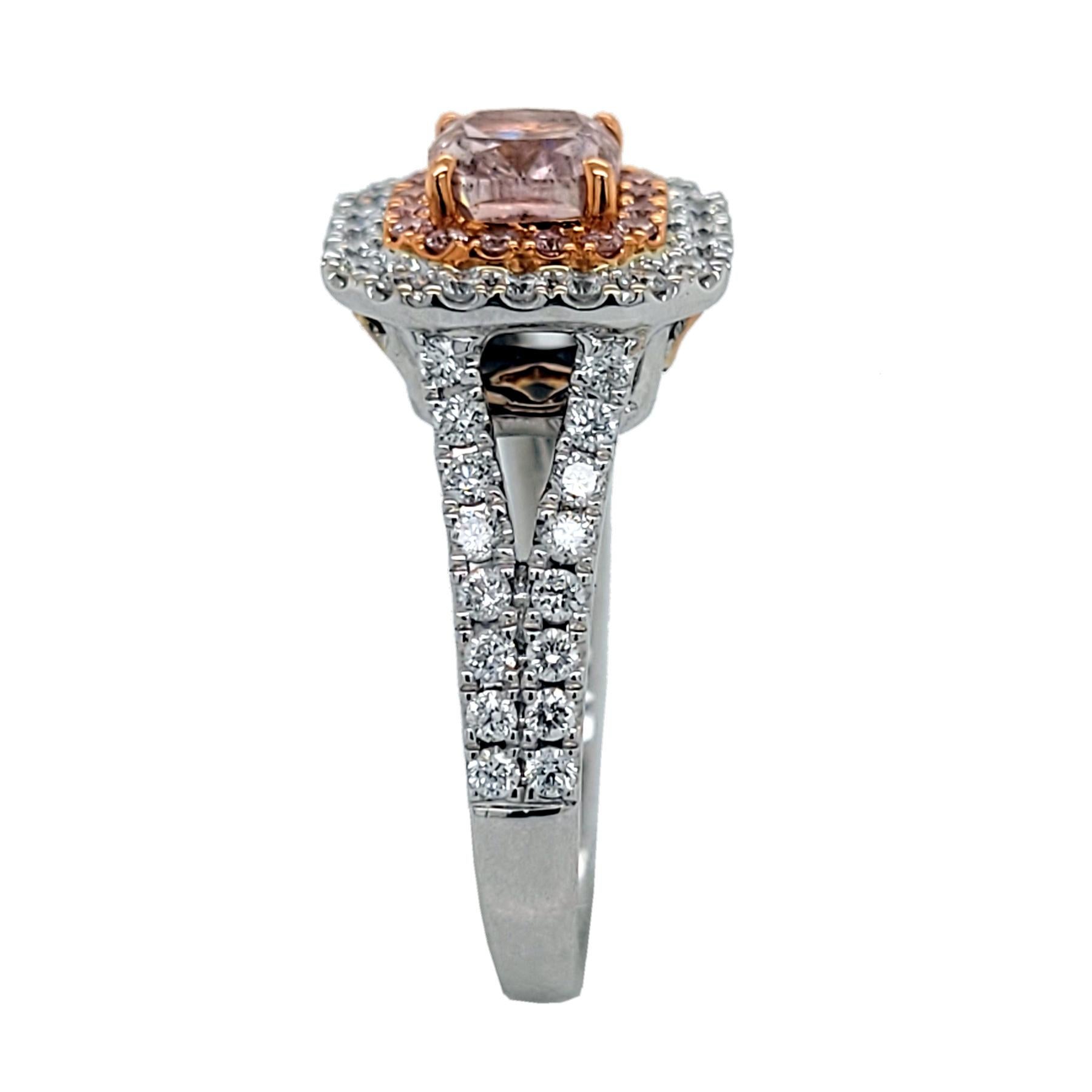 Contemporaneo Anello di fidanzamento GIA 1,01 ct Fancy Light Pink Cushion Pave Set 18K con aureola in vendita