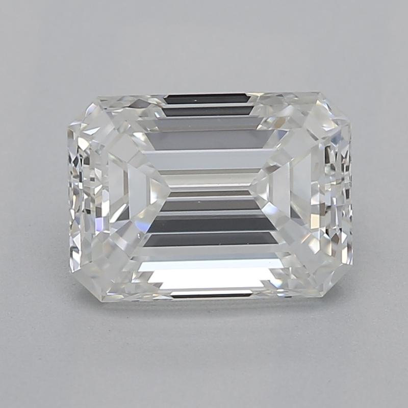 Ein elegant gestalteter Diamantring, der Vintage-Charme und moderne Raffinesse ausstrahlt. Dieser aus Platin gefertigte Ring besitzt einen atemberaubenden Mittelstein im Smaragdschliff. Mit einem beeindruckenden Gewicht von 1,01 rühmt sich der