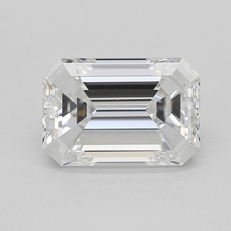 Découvrez une superbe bague en diamant qui rayonne d'élégance et de sophistication, méticuleusement fabriquée pour célébrer vos moments les plus chers. En son cœur se trouve un diamant émeraude G VS1 1,01, solidement maintenu en place par un