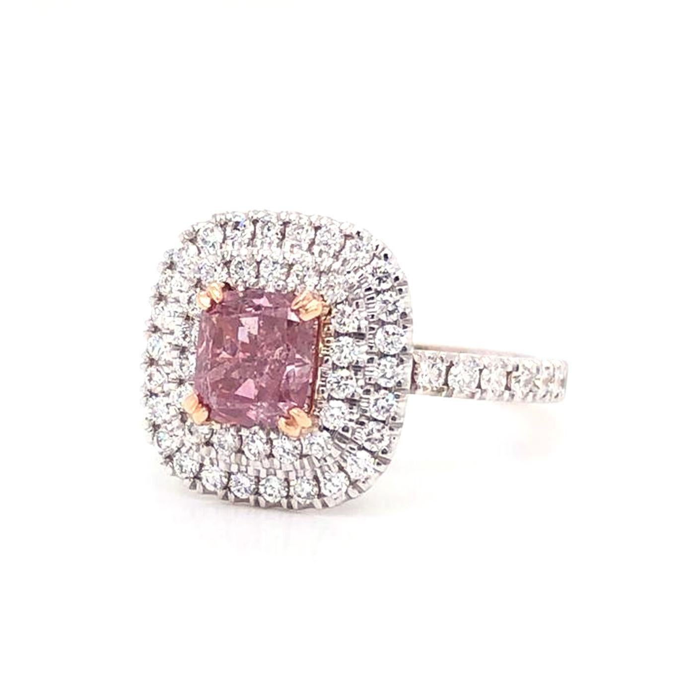 L'affascinante anello di fidanzamento in oro bianco e oro rosa 18k è caratterizzato da un incredibile diamante centrale classificato GIA Natural Fancy Intense Purple Pink da 1,01 carati, circondato da 1,15 carati di diamanti a cuscino TW di colore D