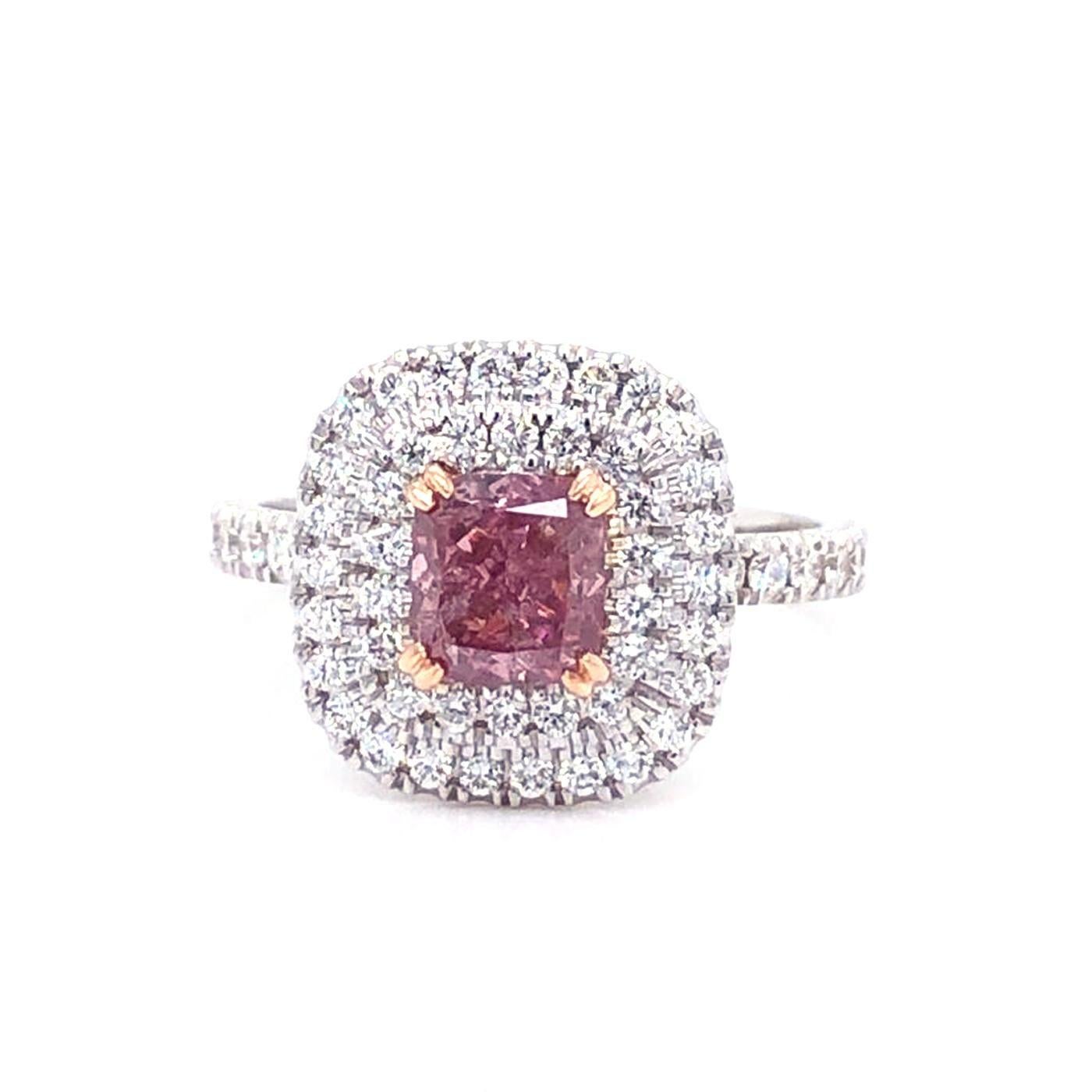 GIA 1,01ct Nature Fancy Intense Purplish Pink Diamond con anello di diamanti a cuscino In condizioni ottime in vendita a Aventura, FL