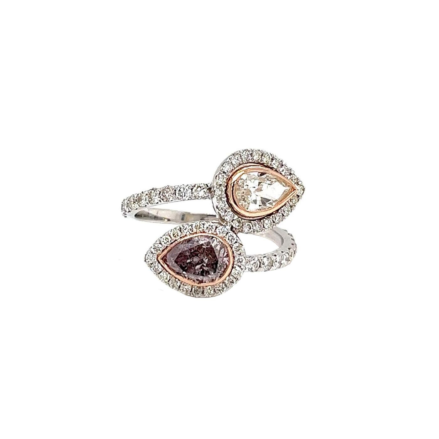Erleben Sie den Inbegriff von Eleganz mit diesem natürlichen Fancy Purplish Pink Diamond Ring. Im Mittelpunkt stehen zwei bezaubernde birnenförmige Diamanten mit einem Gesamtkaratgewicht von 1,01 und einer Reinheit von I1 und SI1, die ihren zarten