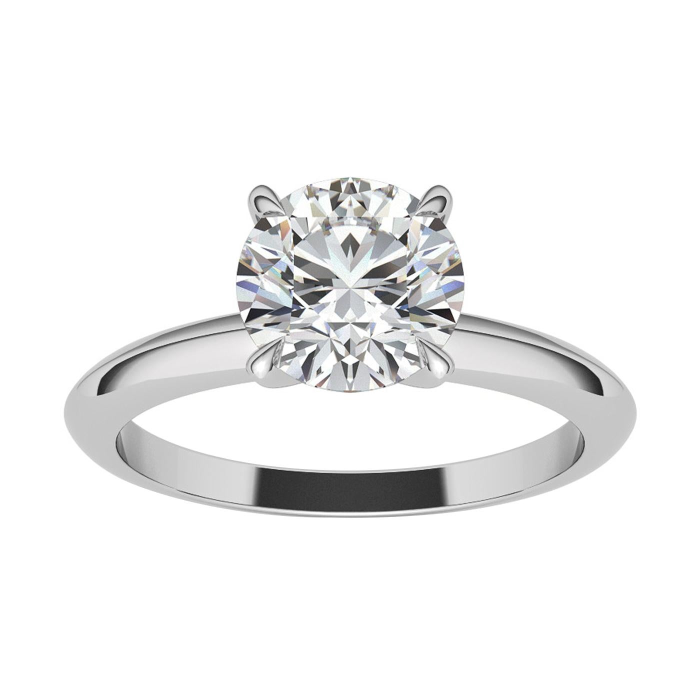 Dieser Verlobungsring im Tiffany-Stil enthält einen runden Diamanten im Brillantschliff, der in einen Vierzackenkopf gefasst ist. Dieser makellos gearbeitete Diamantring ist ein zeitloses Symbol dauerhafter Schönheit, das über Generationen hinweg