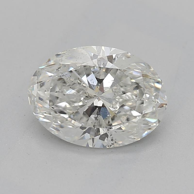 Scopri uno splendido anello con diamante che emana eleganza e raffinatezza, realizzato meticolosamente per celebrare i tuoi momenti più cari. Al centro si trova un affascinante diamante ovale H. H. SI2 1.01, tenuto saldamente al suo posto con una
