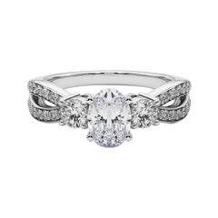 GIA Anello di diamanti ovale a tre pietre con gambo diviso e pavé in oro bianco 18 carati da 1,01 ct.