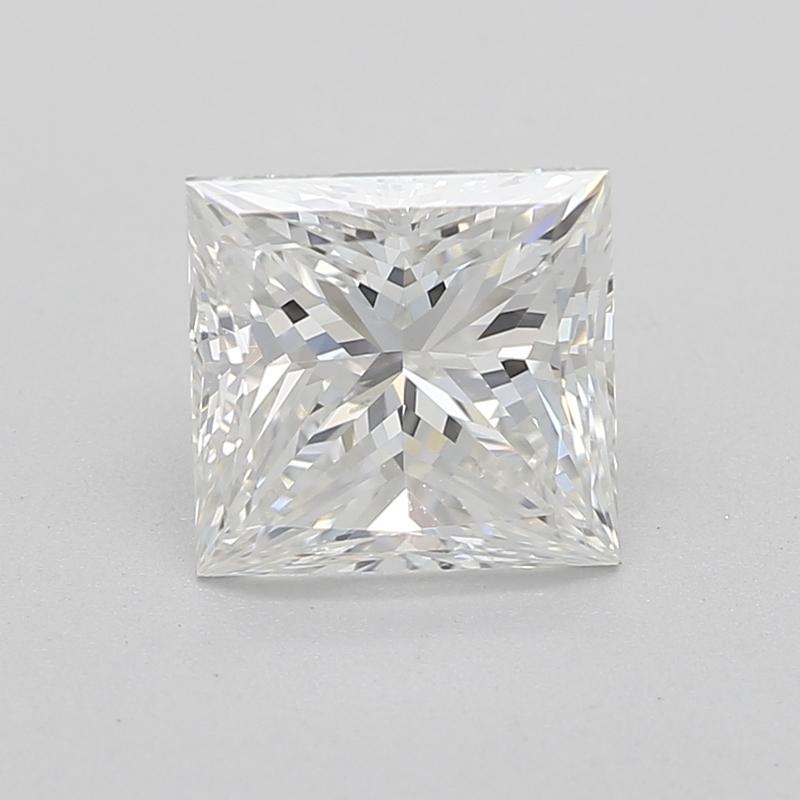 Eleva tu colección de joyas con este impresionante anillo de diamantes, con una cautivadora piedra central de princesa G SI1 y un impresionante peso de 1,01. Engastado en lustroso oro amarillo, el diseño destila sofisticación con su engaste de