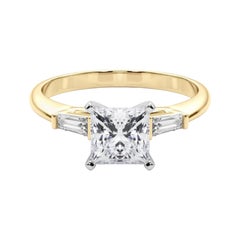 GIA 1,01ct Anello con diamanti Princess a tre pietre e Baguette affusolata in oro giallo 18K