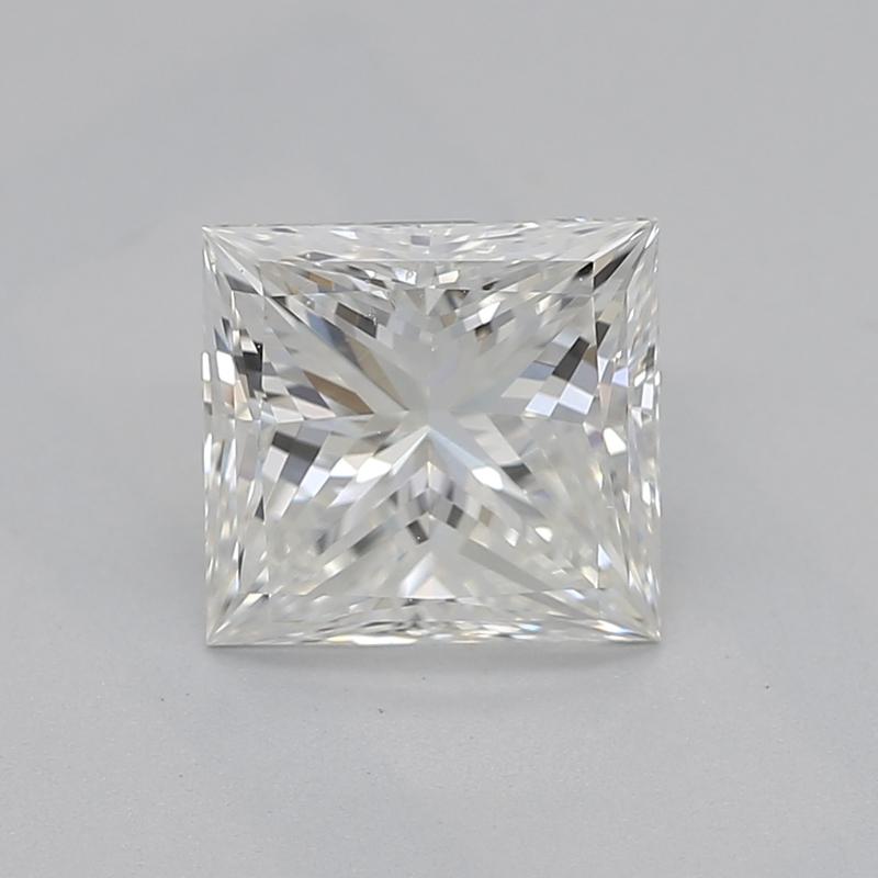 Realizzato a mano a New York, uno splendido anello di diamanti che esemplifica la bellezza e la raffinatezza senza tempo, con un'affascinante pietra centrale principessa del peso di 1,01 con un'impressionante I e una chiarezza di SI1. Il suo