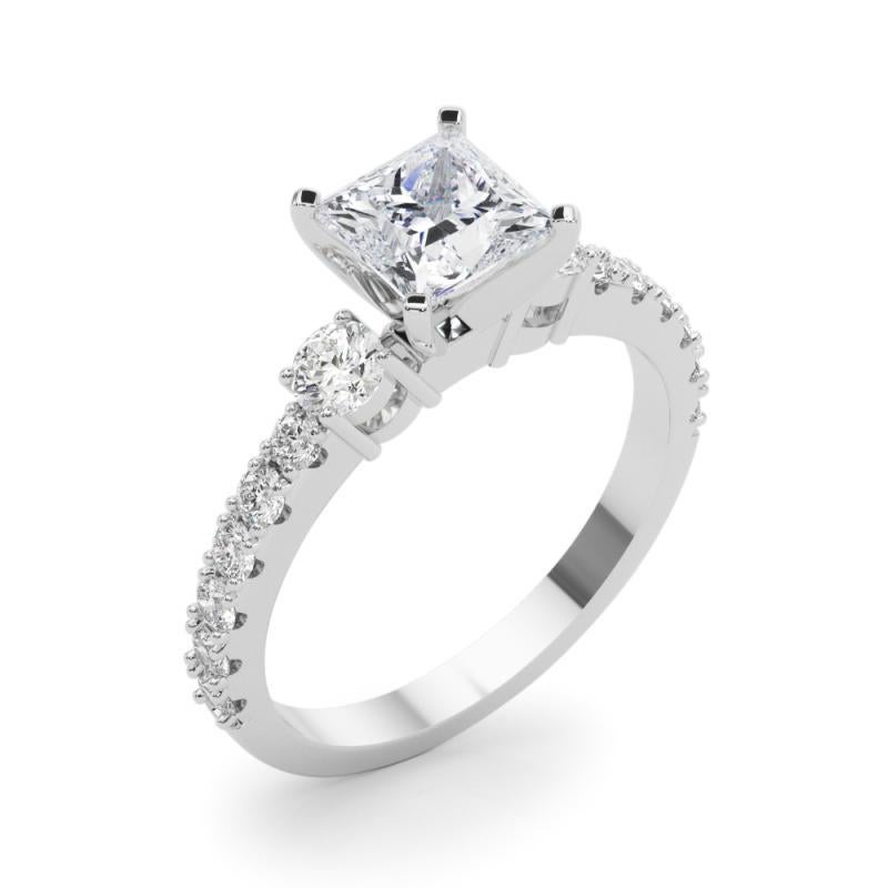 Donna GIA 1,01ct Principessa a tre pietre con gambo di diamante Anello con diamante in oro bianco 18 carati in vendita