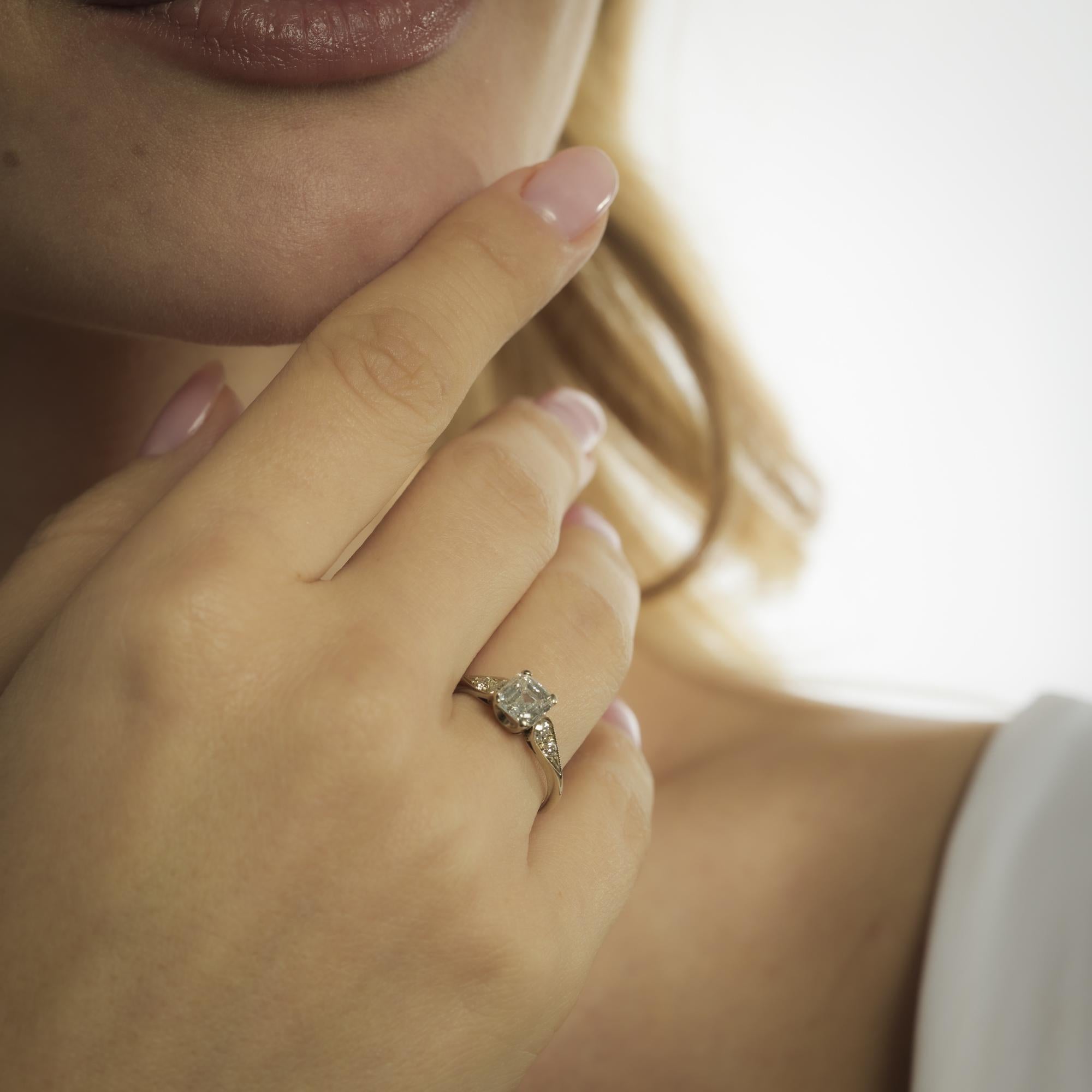 Taille Asscher GIA Bague de fiançailles en or blanc 18 carats diamant Asscher de 1,03 carat en vente