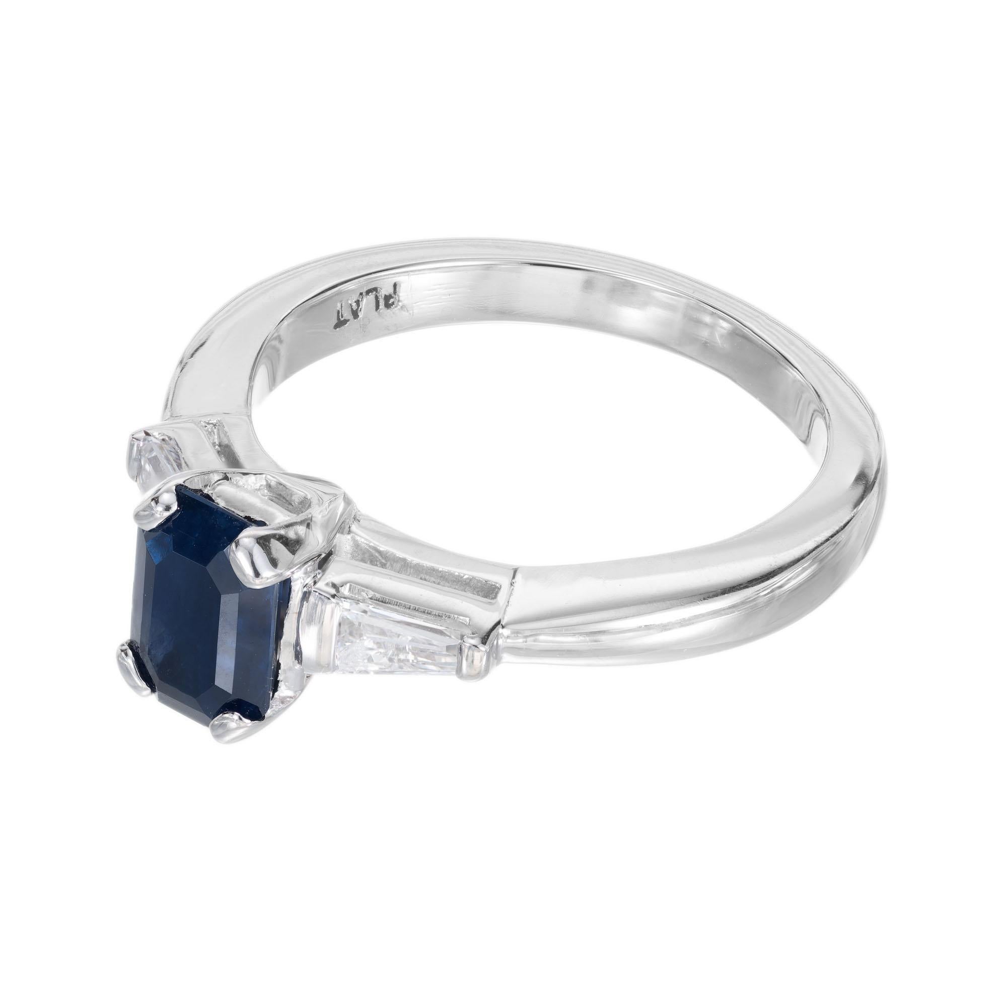 Verlobungsring mit drei Steinen, GIA 1,05 Karat dunkelblauer Saphir, Diamant, Platin (Smaragdschliff) im Angebot