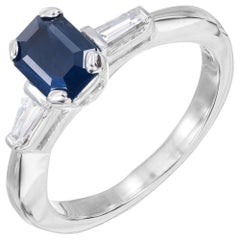 Bague de fiançailles à trois pierres en platine avec saphir bleu foncé de 1,05 carat et diamant certifié GIA