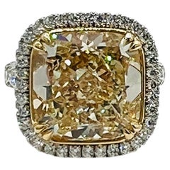 Bague avec diamant « Fancy Yellow » taille coussin de 10,57 carats certifié par le GIA, en or jaune 18 carats et platine