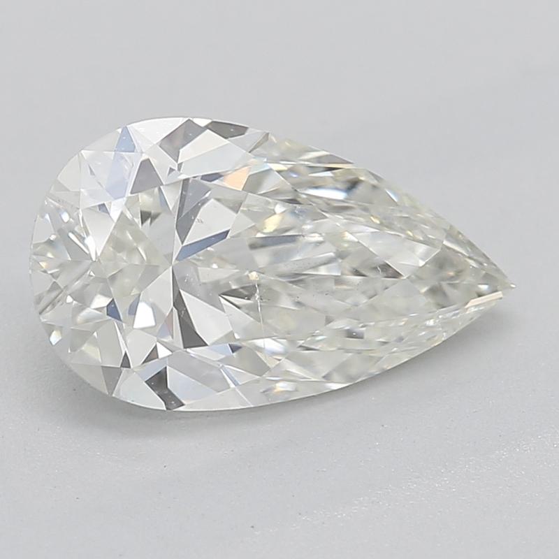 Este sofisticado anillo de diamantes presenta una llamativa pieza central de un diamante pera, con un peso de 1,05 y un intenso J y SI1. Hecho a mano con precisión, el anillo luce una banda pulida de oro amarillo que realza su lujoso atractivo. El