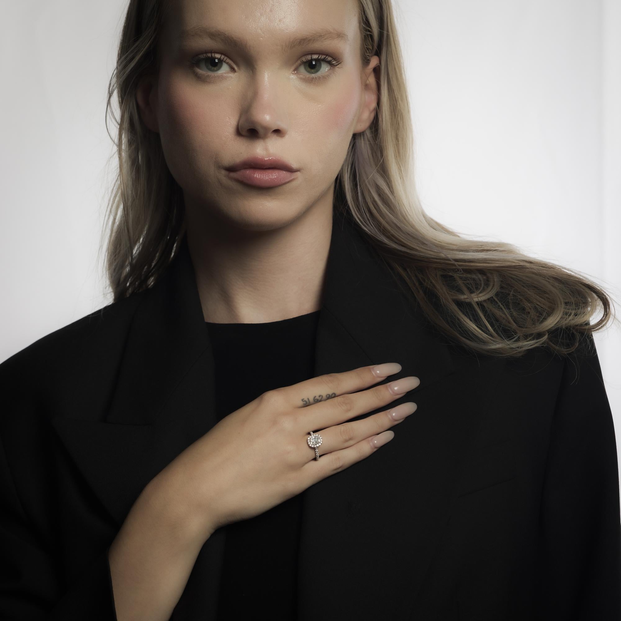 Cette bague vintage en platine des années 2000 met en valeur un diamant taille coussin de 1,06 carat de couleur D exceptionnelle et de pureté VVS1, certifié par le GIA #14920348. Quarante-quatre diamants ronds de taille brillante, totalisant environ
