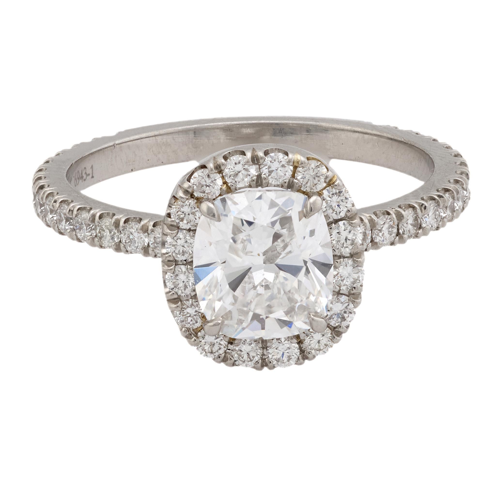 Contemporain GIA 1.06 carat cushion cut diamond platinum engagement halo ring en vente
