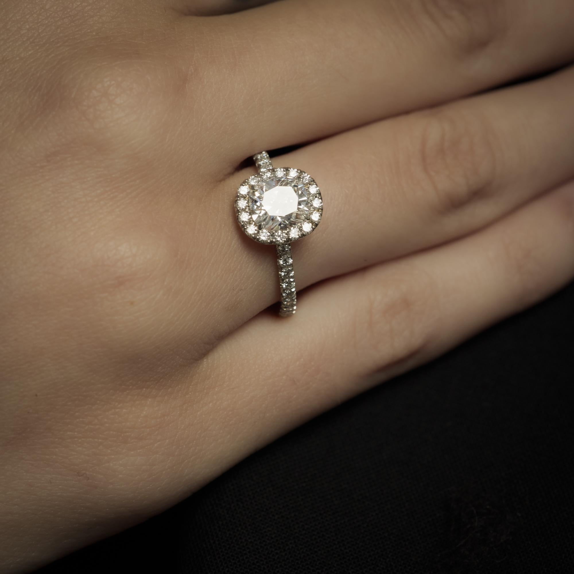 Taille coussin GIA 1.06 carat cushion cut diamond platinum engagement halo ring en vente