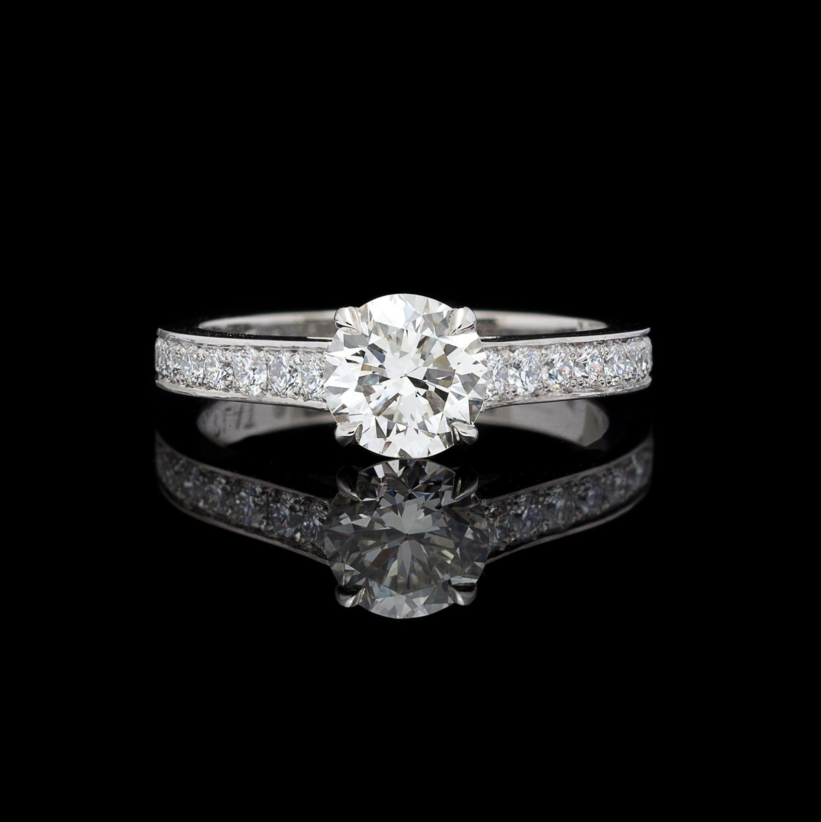 GIA 1,06 D/VS2 en Anillo de Platino y Diamantes Personalizado Moderno en venta