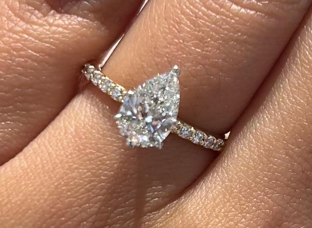 GIA 1.06ct Pear Shape Diamond Engagement Ring in Yellow Gold, 5.25 (sizable) In Excellent Condition For Sale In Miami, FL