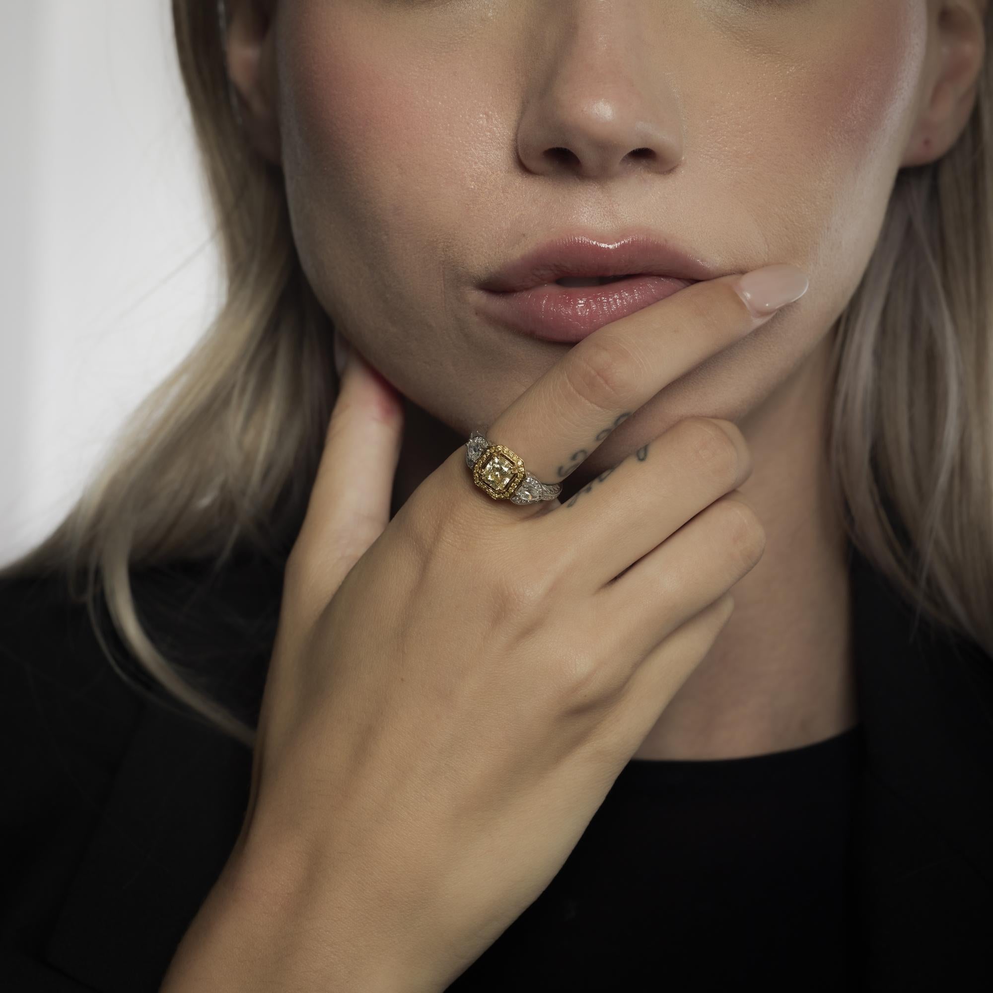 Dieser Vintage-Ring aus Platin und 18-karätigem Gelbgold aus den 2000er Jahren präsentiert einen 1,07-Karat-Diamanten im Fancy-Gelb-Radiant-Schliff von außergewöhnlicher VVS2-Reinheit, zertifiziert von GIA #8713016. Zwei birnenförmige und 39 runde