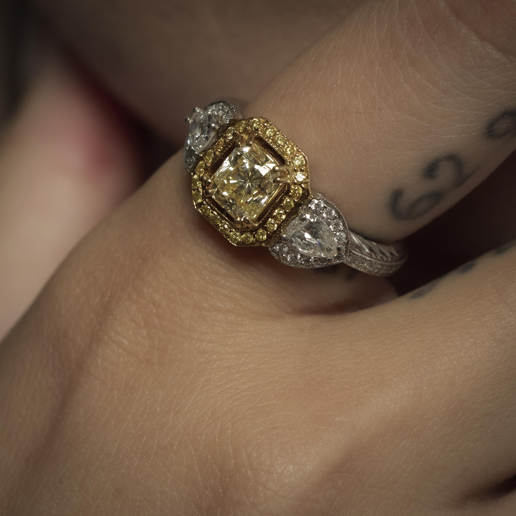GIA 1,07 Karat gelber Diamant Platin 18k Gelbgold Verlobungsring (Radiantschliff) im Angebot