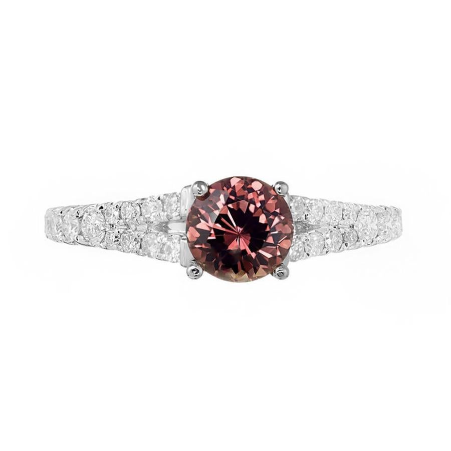 Saphir de 1,07 ct, certifié par le GIA, de couleur rose brunâtre foncé, entièrement naturel et sans chaleur, dans une bague en or blanc 18k faite sur mesure avec des accents en diamant.

1.07ct round natural no heat and no enhancements dark brownish