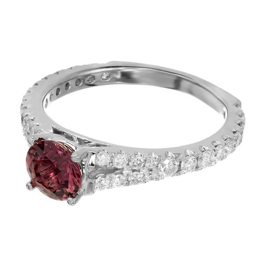 Taille ronde Bague de fiançailles en or avec diamants et saphir rose foncé naturel de 1,07 carat en vente