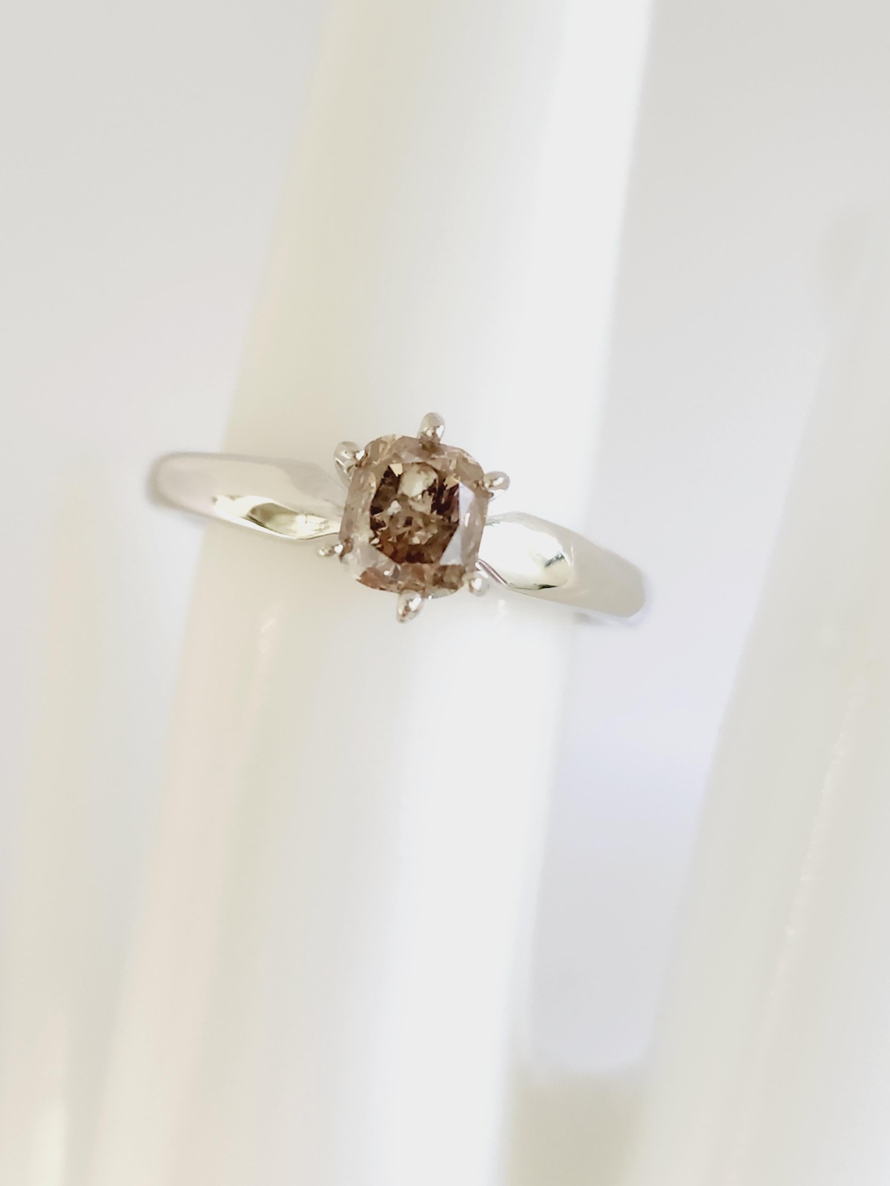 Bague en or blanc 14 carats avec diamant brun foncé fantaisie taille coussin de 1,08 carat, certifié GIA Pour femmes en vente