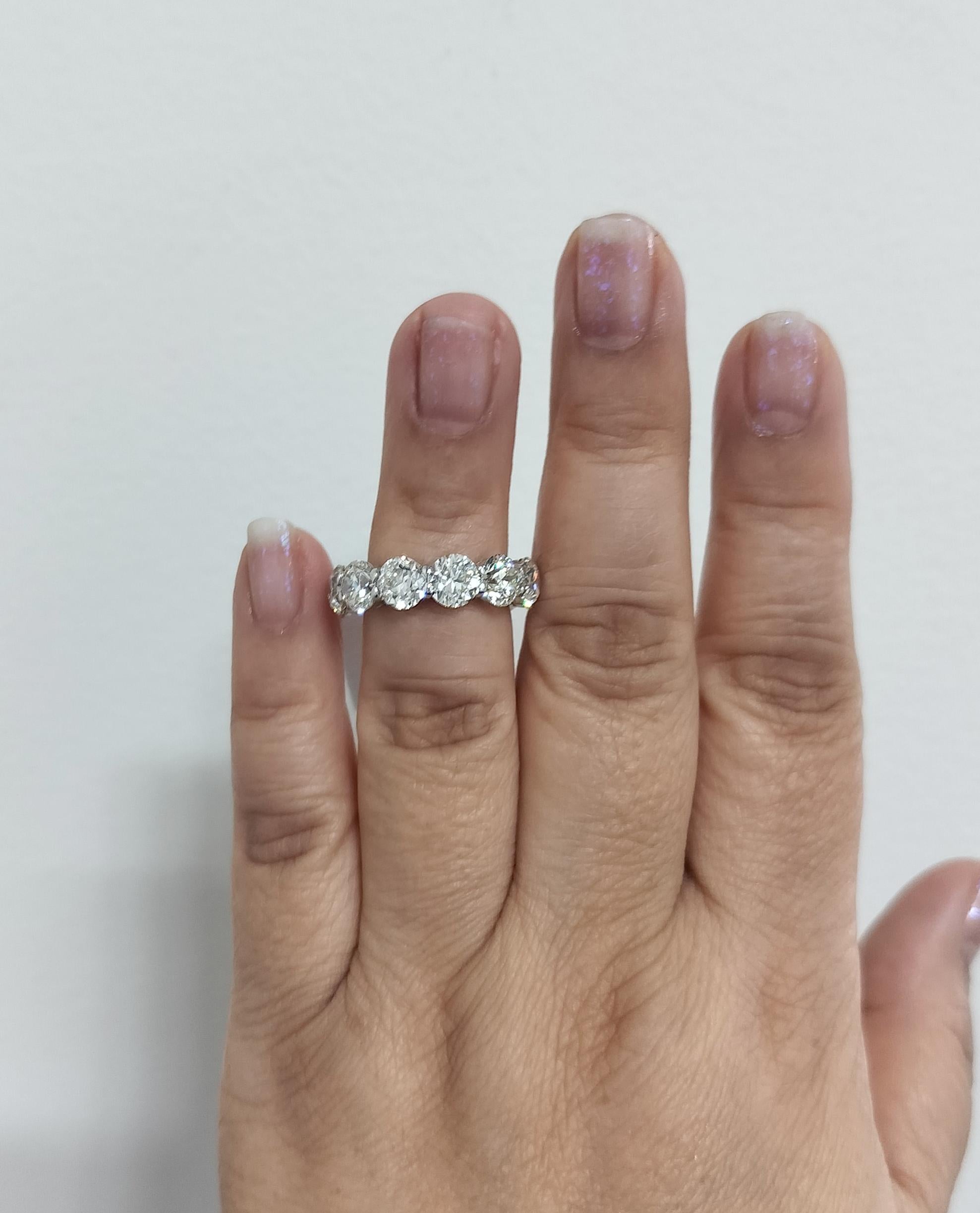 Wunderschöne 10,85 ct. weiße Diamanten rund JK Farbe VS1-SI1 Klarheit.  Insgesamt 12 Steine.  Handgefertigt aus 18 Karat Weißgold.  Ring Größe 6,5.  Alle Steine haben GIA-Zertifikate.