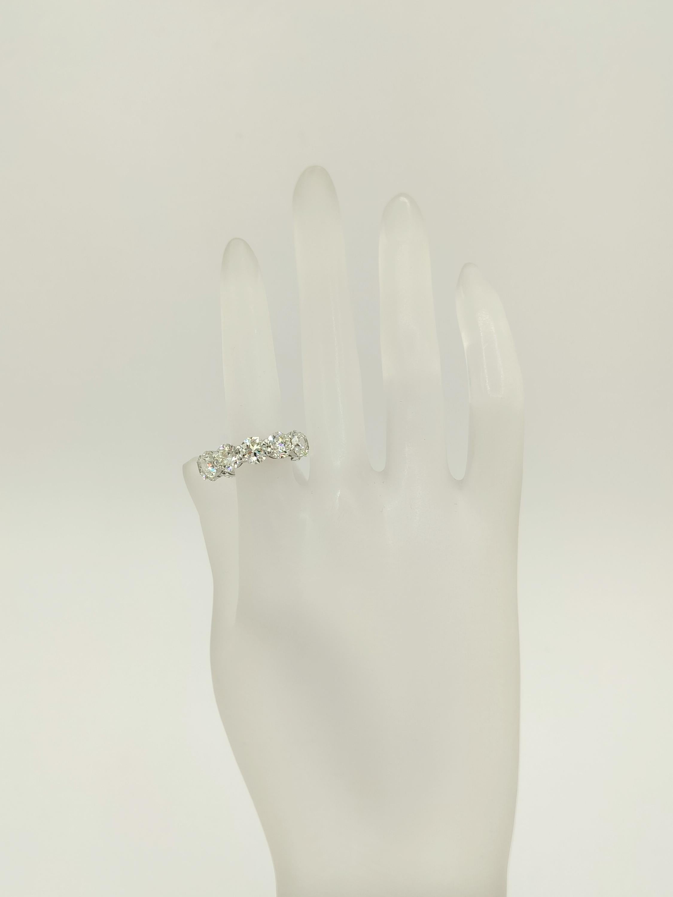 GIA 10,85 ct. Runder Eternity-Ring mit weißem Diamant aus 18 Karat Weißgold (Rundschliff) im Angebot