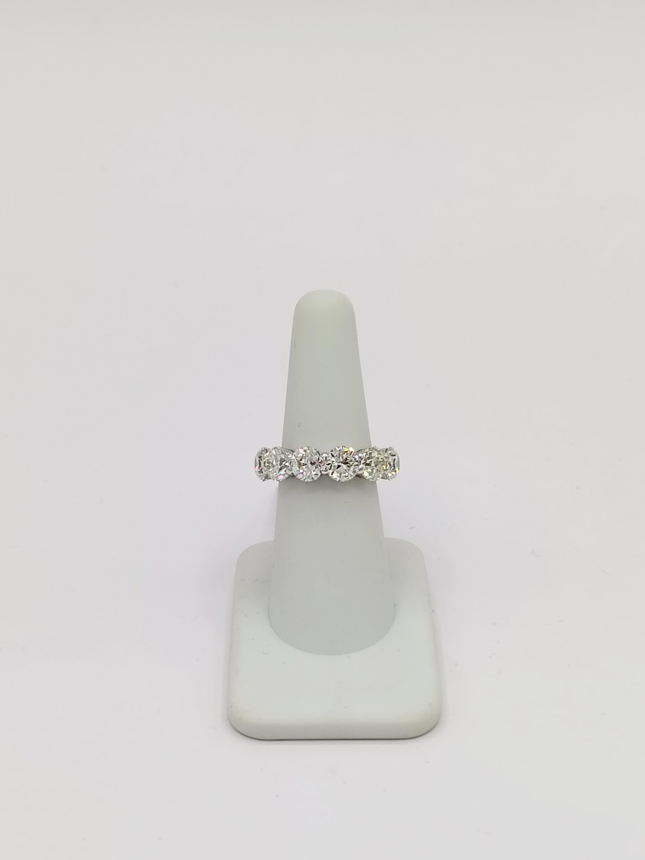 GIA 10,85 ct. Runder Eternity-Ring mit weißem Diamant aus 18 Karat Weißgold im Zustand „Neu“ im Angebot in Los Angeles, CA