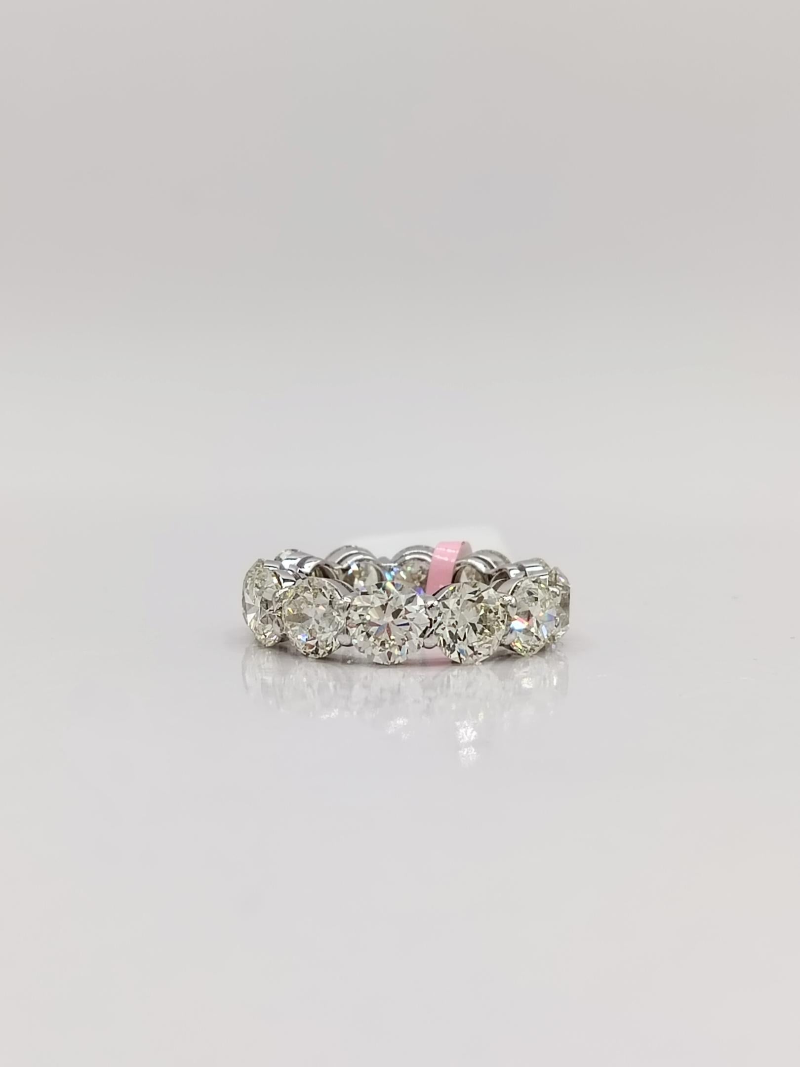 GIA 10,85 ct. Runder Eternity-Ring mit weißem Diamant aus 18 Karat Weißgold im Angebot 1