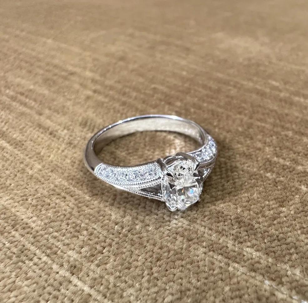Women's GIA 1.09 Carat Oval Brilliant H-VS2 Diamond Engagement Ring in Platinum For Sale